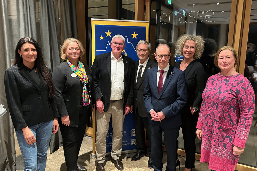 Bild v.l.n.r.: Sanvilla Heid (LC Bonn-Rheinaue), Bettina Saidowsky (LC Löwensterne & Distrikt-Governorin Rheinland-Süd), Sebastian Schuster (Landrat Rhein-Sieg-Kreis), Walter Eichendorf (Zone Chairman RS Bonn), Hans Georg Lauer (Zone Chairman RS Bonn), Britta Linnenmann (Präsidentin LC Siegburg Löwensterne), Antje Thon (Zone Chairman RS Rhein-Sieg-Kreis).